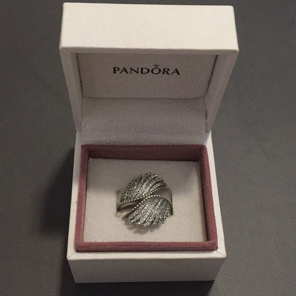 Pandora. Majestic Feathers. Size 4.5